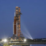 NASA மூன் ராக்கெட் பழுதுபார்ப்பு நிறுவலின் போது அதிக விமானப் பிடிப்புகளை கையாள்கிறது