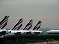 2 Air France pilots suspended after battling in cockpit