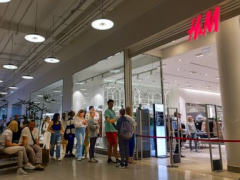 Russians buy last items from H&M, IKEA as shops wind down