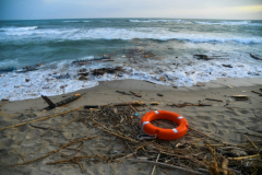 Victims wash ashore after lethal Italy shipwreck