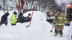 UnitedStates winterseason storm traps New York State homeowners in vehicles