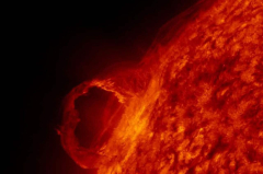 Lab-grown solar flares deal hints on system behind bursts of high-energy particles