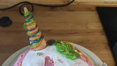 Mum’s unicorn cake stopworking leaves web in stitches