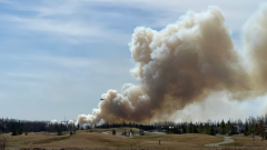 Out-of-control wildfire west of Edmonton forces homeowners to leave houses