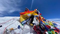 Guy from Minto flies New Brunswick flag from atop Mount Everest