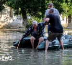 Ukraine dam: Thousands leave houses as towns and towns flooded