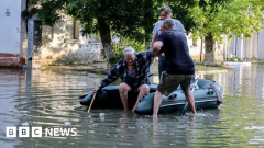 Ukraine dam: Thousands leave houses as towns and towns flooded