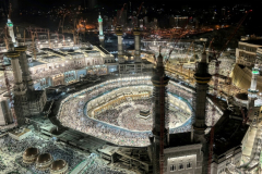 Substantial crowds circle Kaaba as hajj starts in Saudi heat