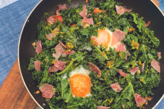 Fryingpan Eggs with Kale, Prosciutto & Cherry Tomato