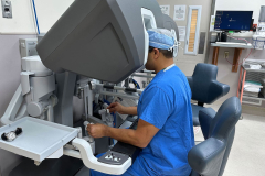 Surgeons carryout the veryfirst effective robotic liver transplant in the U.S.