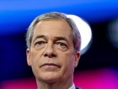 UK banking employer asksforgiveness to populist politicalleader Farage over the closure of his account