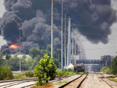 Fire at Louisiana oil refinery sendsout tower of black smoke into the air, however no injuries reported