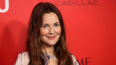 Drew Barrymore won’t air her program upuntil strikes are over, sayssorry after reaction