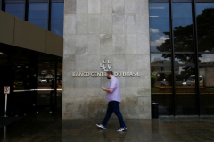 Brazil main bank worries long journey to return inflation to target