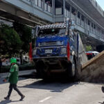 Roadway covering collapses under truck, stopping Sukhumvit Road