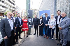 Sydney begins rolling out 50x 22kW streetside EV batterychargers by Schneider Electric