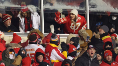 Videos program Taylor Swift providing ‘high fours’ to Chiefs fans out her suite window
