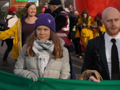 Greta Thunberg signsupwith hundreds marching in England to demonstration airport’s growth for personal aircrafts