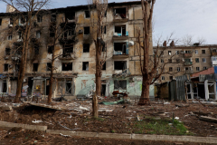 Ukraine soldiers withdraw from besieged town