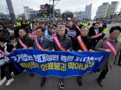 Seoul offers young medicalprofessionals 4 days to end walkouts, threatening prosecutions or suspended licenses