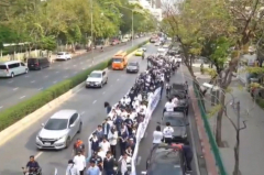 Uthenthawai trainees march versus school moving