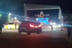 Traveler vans brawl and crash exterior Pattaya club