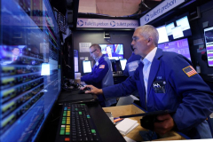 Stocks end near flat as financiers evaluate revenues, information