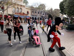 Disneyland character and parade entertainers in California vote to signupwith labor union