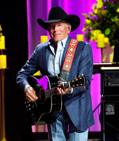 George Strait breaks record for biggest ticketed performance in UnitedStates with almost 111K in participation