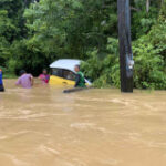 Male directly leaves death as floodwater swallowsup automobile in Trat