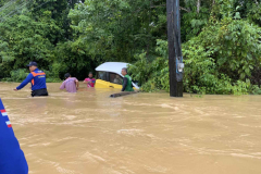 Male directly leaves death as floodwater swallowsup automobile in Trat