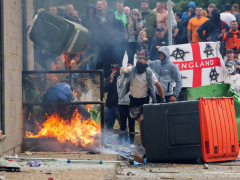 Reactionary rioters attack asylum hunter hotels in UK’s Rotherham, Tamworth