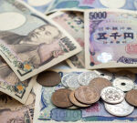 Yen snaps five-day gain, damages versus dollar in choppy trading