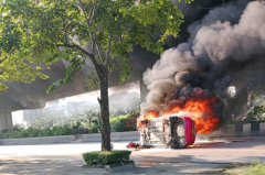 Bangkok taxi fire hurts 5