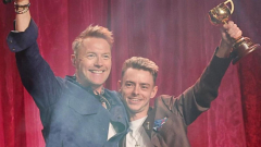 Robbie Dolan and Ronan Keating sing together in ideal Melbourne Cup event