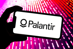 Palantir stock pops 8% after it left NYSE for the Nasdaq