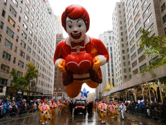 Rain and demonstration moisten Macy’s yearly Thanksgiving Day parade in New York