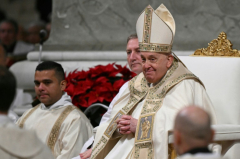 Pope kicks off Christmas under shadow of war