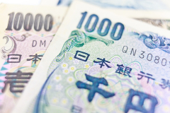 USD/JPY edges lower amidst rise in US Initial Jobless Claims