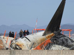 US and Boeing investigators examine the site of a deadly South Korean plane crash