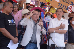 Protesters pressure PM on Thaksin