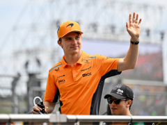 Oscar Piastri signs new F1 contract with McLaren