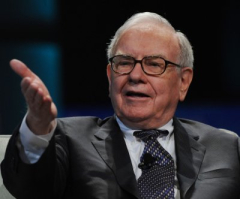 Warren Buffet talks economy, tariffs at annual Berkshire Hathaway shareholder meeting