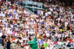 Sinner powers into French Open last 16