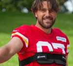 LOOK: Star TE Travis Kelce debuts new haircut for Chiefs Training Camp