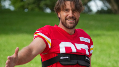 LOOK: Star TE Travis Kelce debuts new haircut for Chiefs Training Camp