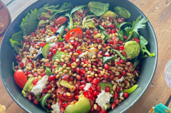 Mixed Leaf Salad with Pomegranate, Avocado & Goat’s Cheese