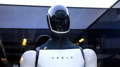 This Analyst Says Tesla’s Humanoid Robots Could Lead a Workplace Revolution