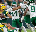 Jets’ Jay Tufele shares moment with coach Aaron Glenn vs. Packers (video)