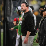 Iowa football fans throw debris at Oregon players after Ducks taunt crowd